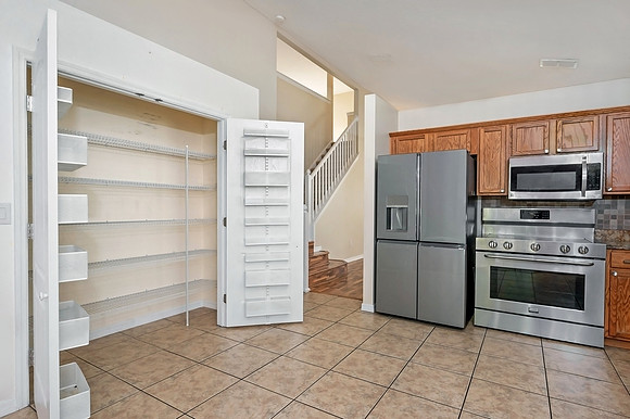 Kitchen Pantry (3)